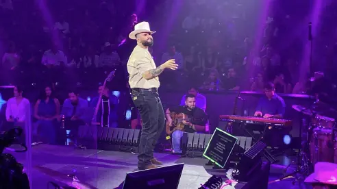 ¿Carin León con problemas de alcoholismo?, fanáticos señalan sus actitudes en sus últimos conciertos