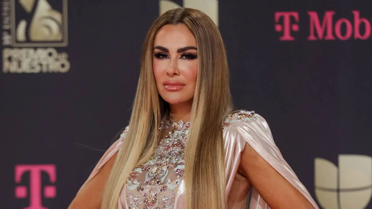 Ninel Conde demandó a la editorial Penguin Random House por la publicación del libro Emma y las otras señoras del narco escrito por Anabel Hernández. Foto. Especial.