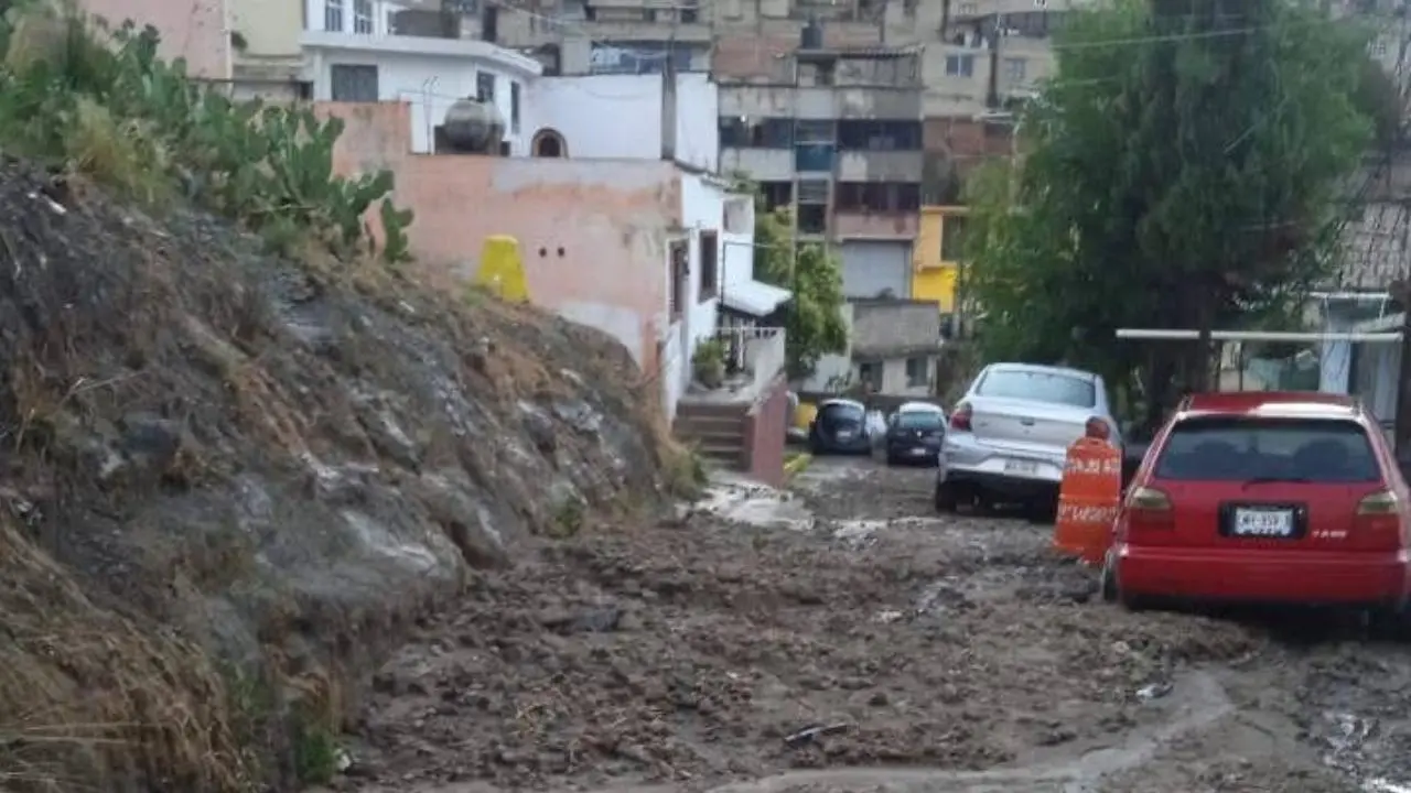 Deslave de lodo y piedras deja daños en viviendas y vehículos en Edomex. Foto: vecinos colinas ,tejocote ,México 68,sn juan (compra y venta)