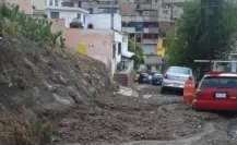 Deslave de lodo y piedras deja daños en viviendas y vehículos en Edomex