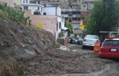Deslave de lodo y piedras deja daños en viviendas y vehículos en Edomex