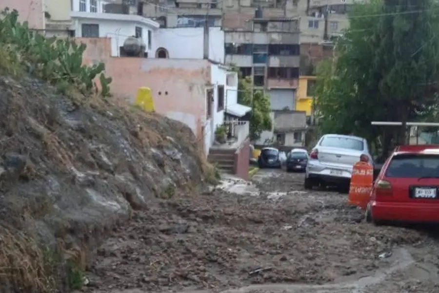 Deslave de lodo y piedras deja daños en viviendas y vehículos en Edomex