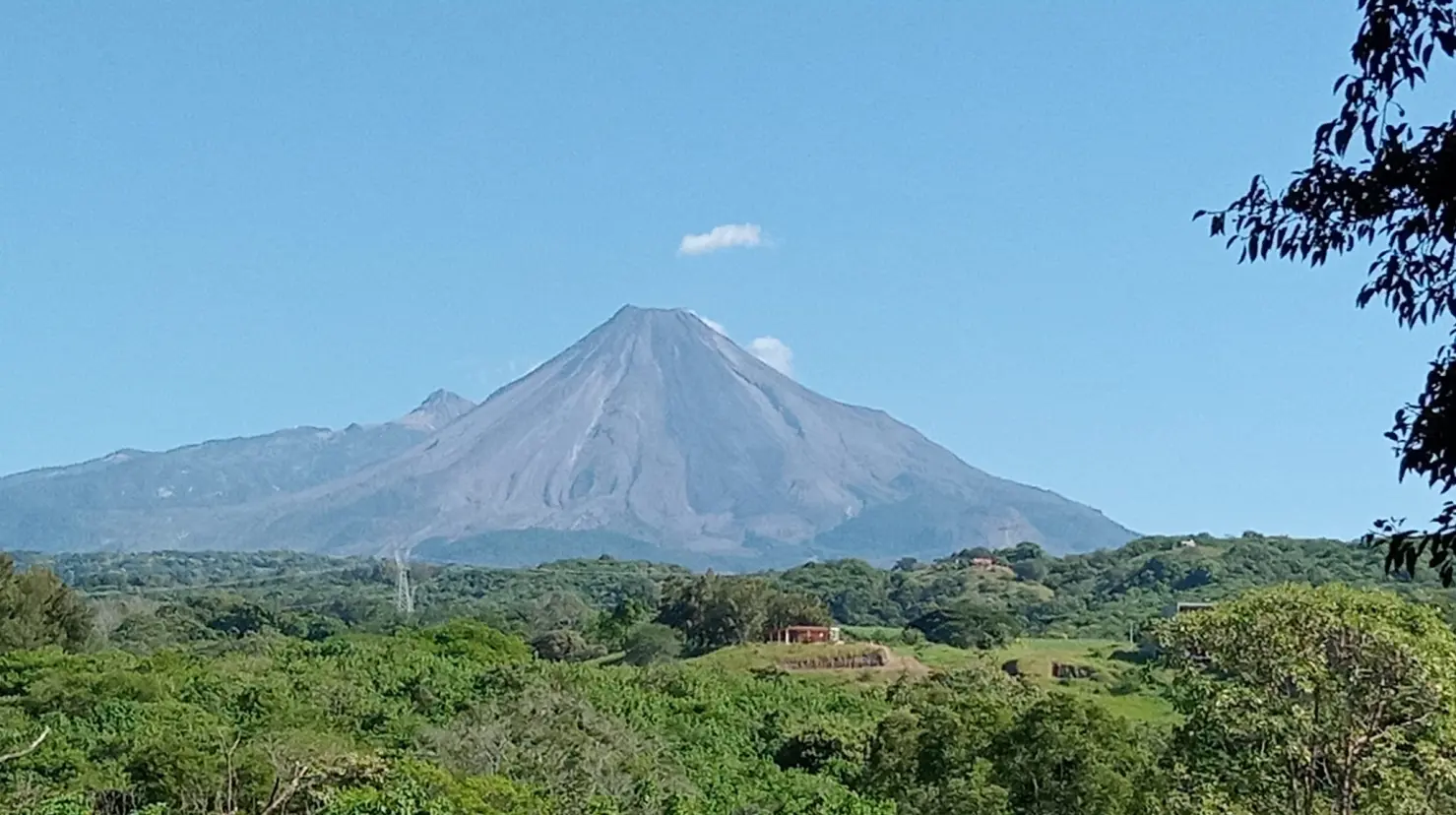 Volcán de Colima se mantiene bajo vigilancia por desgasificación pasiva. Foto: Universidad de Colima