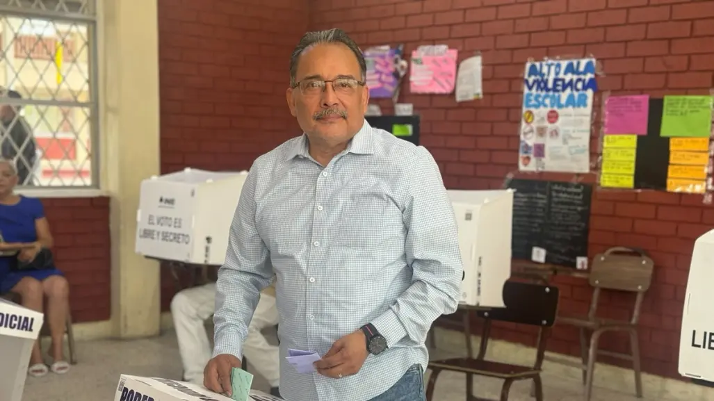 Andrés Mijes acude a votar en la Elección del Poder Judicial en Escobedo