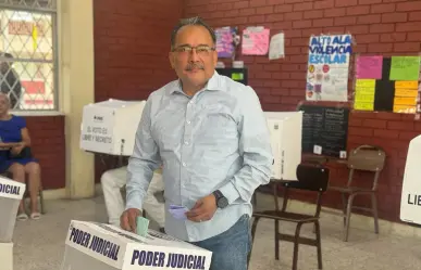 Andrés Mijes acude a votar en la Elección del Poder Judicial en Escobedo
