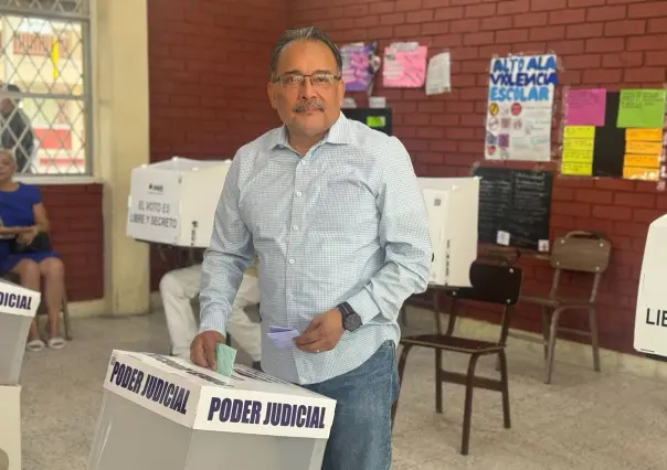 Andrés Mijes acude a votar en la Elección del Poder Judicial en Escobedo