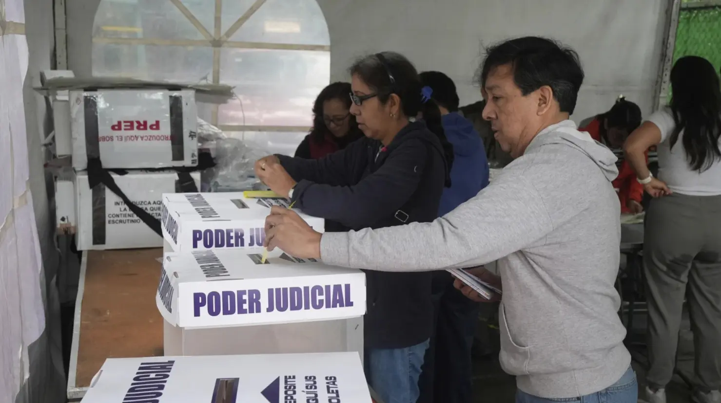 Autoridades desmienten detención de elector por uso de acordeón en Sonora. Foto: AP