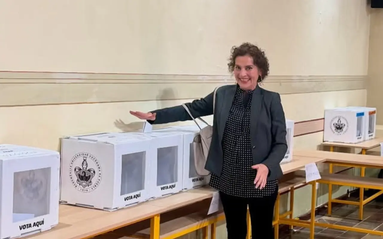 Beatriz Gutiérrez Müller frente a casilla de votación. Foto Instagram (@beatrizgutierrezmuller)