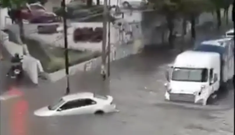Autos quedan atrapados en Coacalco, Edomex, por el mal clima y las lluvias intensas. Foto: Captura de pantalla