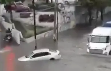 Intensas lluvias dejan autos inundados en Coacalco, Edomex