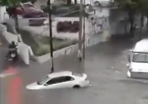 Intensas lluvias dejan autos inundados en Coacalco, Edomex