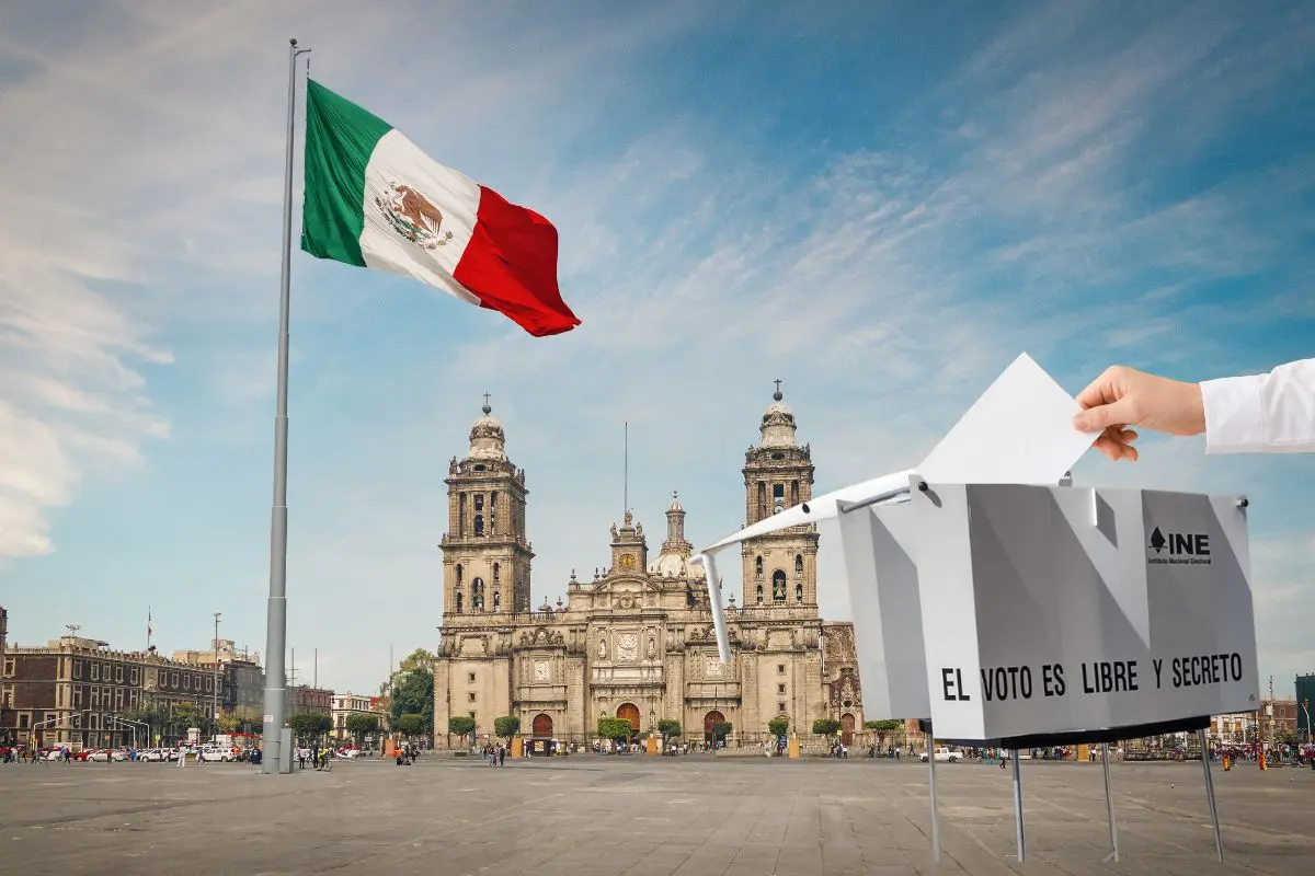 Zócalo de la CDMX, casilla para votar, persona emitiendo su voto. Foto: INE | Canva