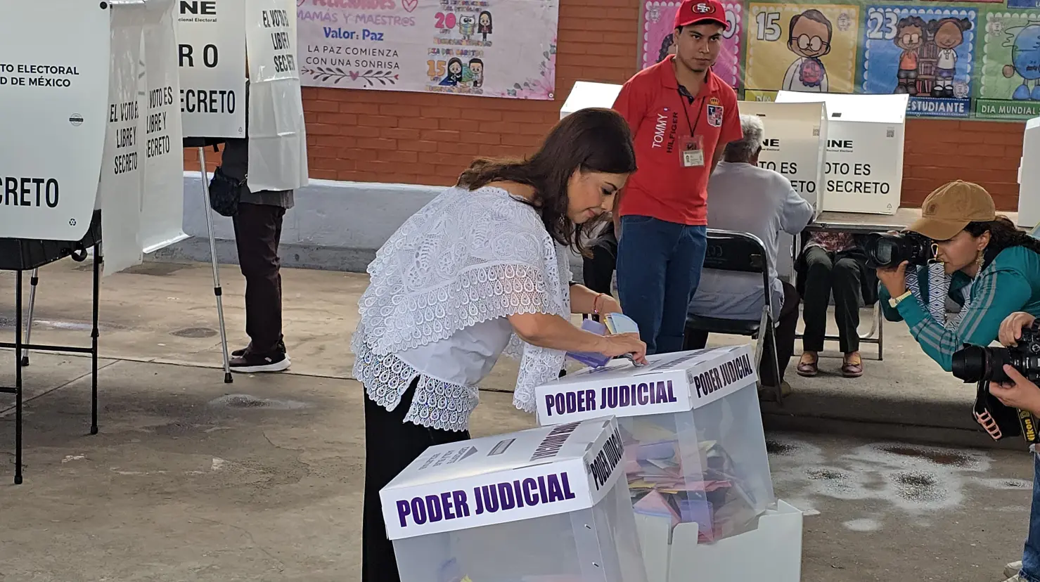 Clara Brugada votando en las Elecciones Judiciales de CDMX.     Foto: Mario Flores