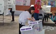 Clara Brugada emite su voto en primaria de Iztapalapa durante la Elección Judicial en CDMX