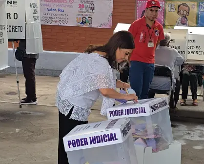 Clara Brugada emite su voto en primaria de Iztapalapa durante la Elección Judicial en CDMX