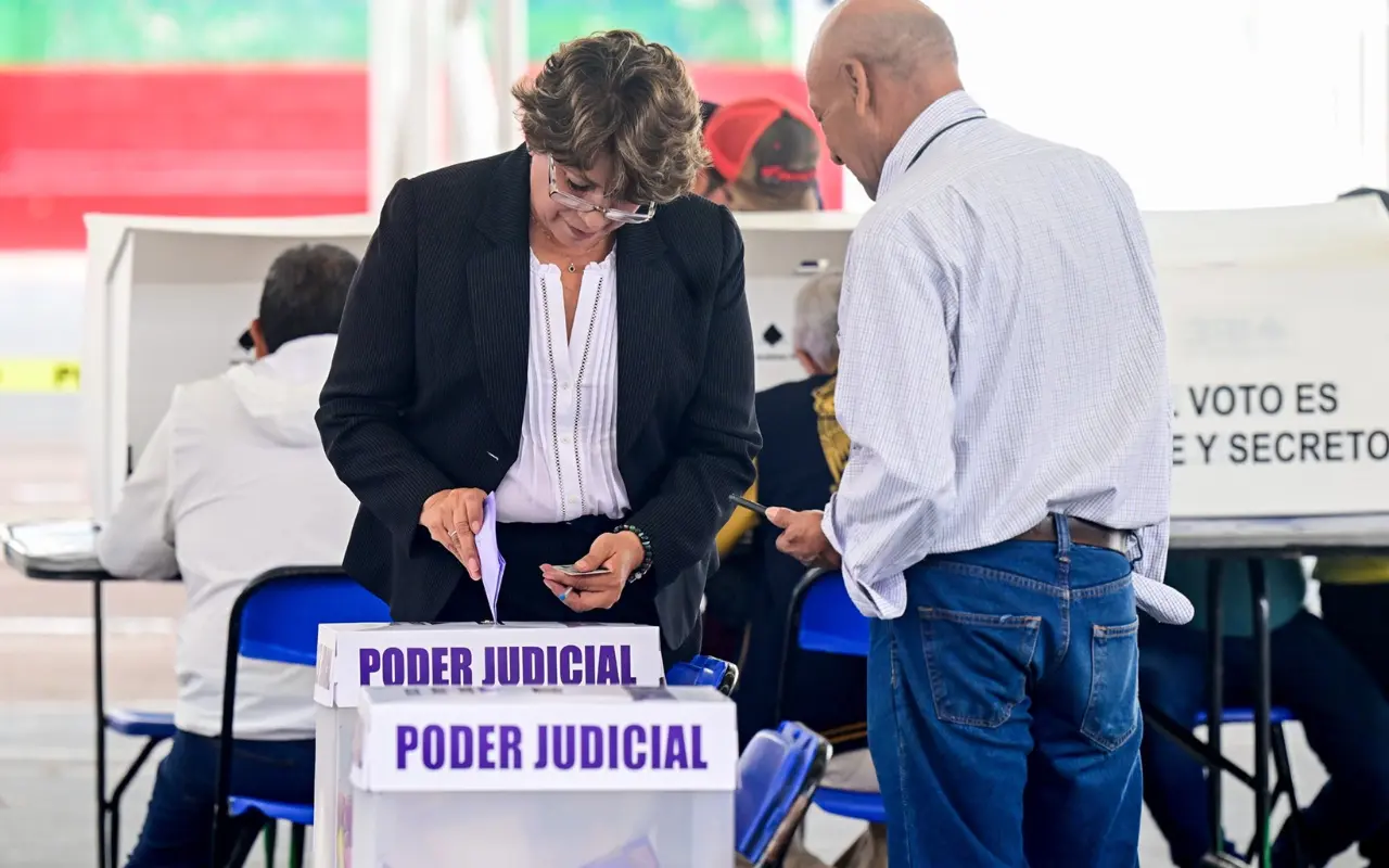 La gobernadora Delfina Gómez emite su voto en Texcoco durante las elecciones judiciales del Estado de México. Foto: X/ @delfinagomeza (Canva)