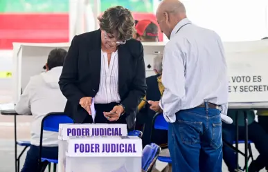 Delfina Gómez ejerce su voto en las primeras elecciones judiciales del Edomex