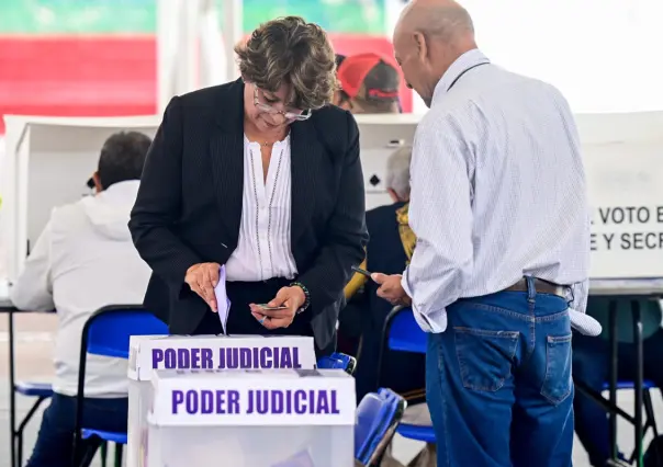 Delfina Gómez ejerce su voto en las primeras elecciones judiciales del Edomex