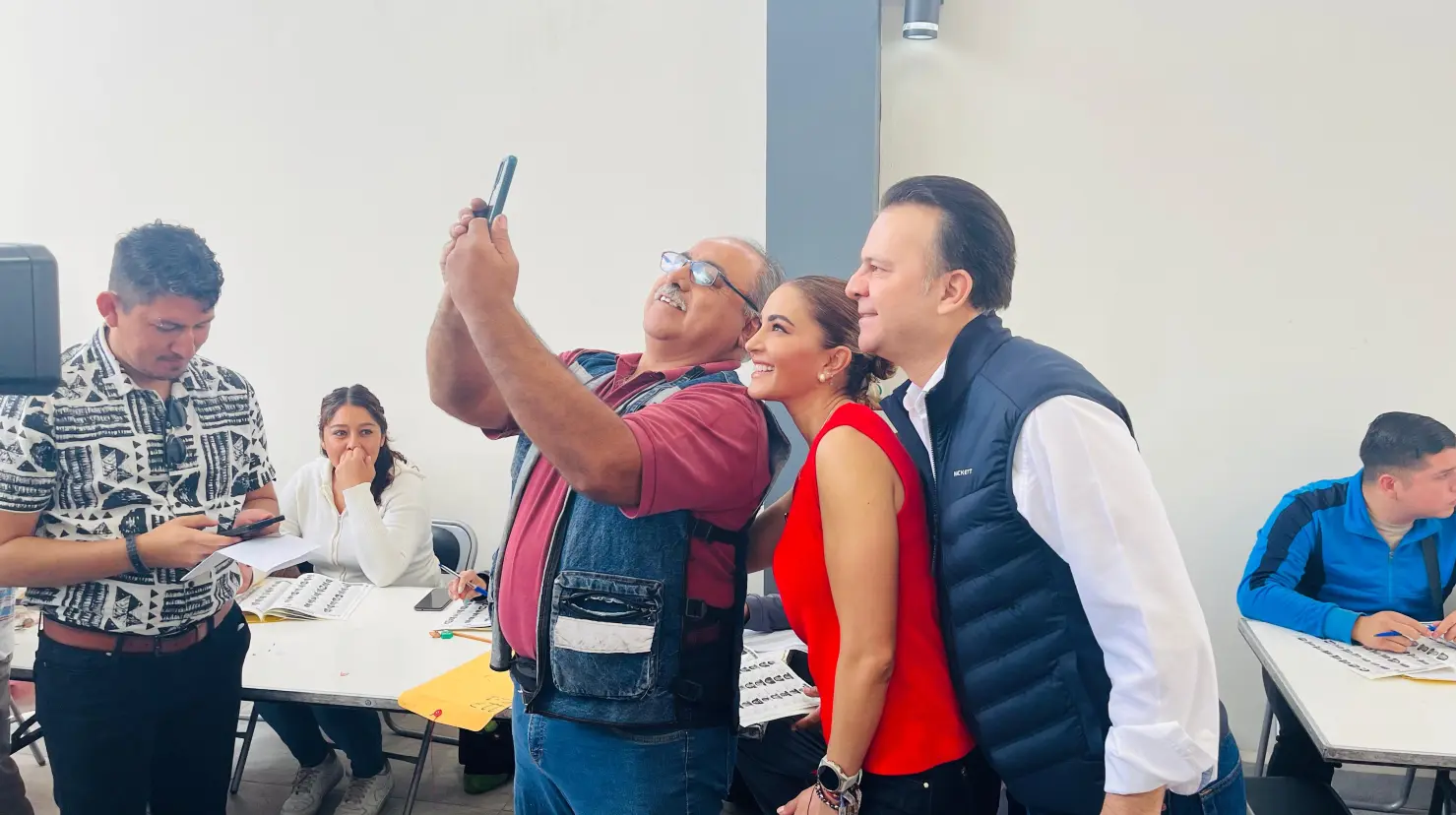 Foto: Jesús Carrillo | El gobernador Esteban Villegas Villarreal ejerció su voto e invitó a la ciudadanía a participar en las elecciones 2025.