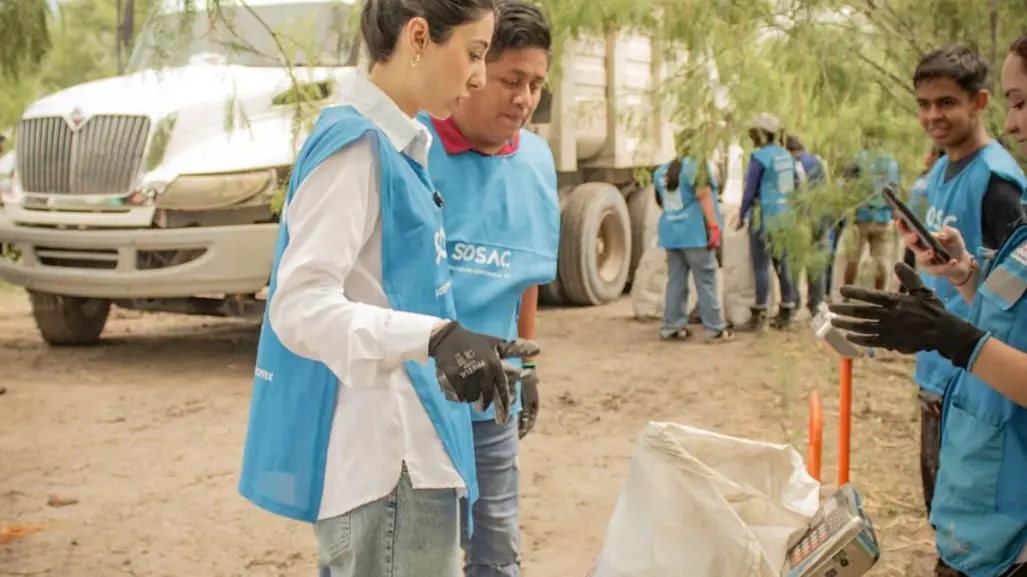 Elva Deyanira impulsa limpieza de humedal junto a estudiantes en Zuazua