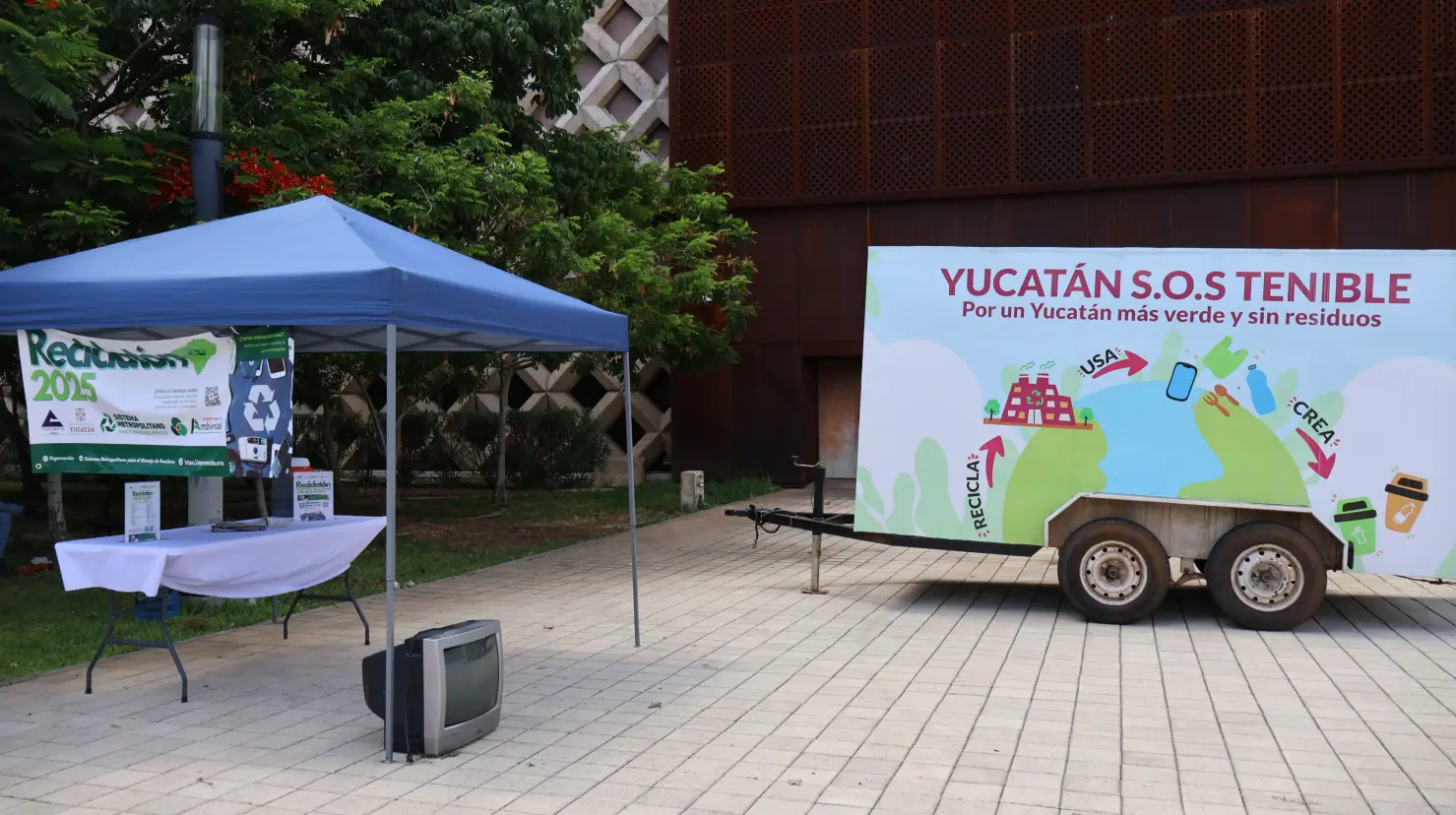 En esta última jornada de la Expo Foro Ambiental 2025, los organizadores invitan a los visitantes a participar en el Reciclatón y Reciclaclothe, iniciativas que buscan promover el manejo responsable de residuos electrónicos y el consumo consciente de ropa.- Fuente CANACO Mérida