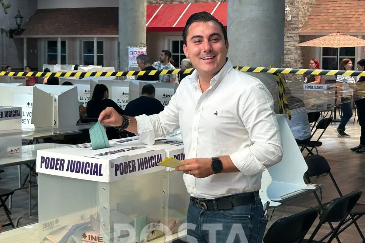 El edil acudió a la casilla ubicada en el Instituto Edinburg Foto: POSTAMX