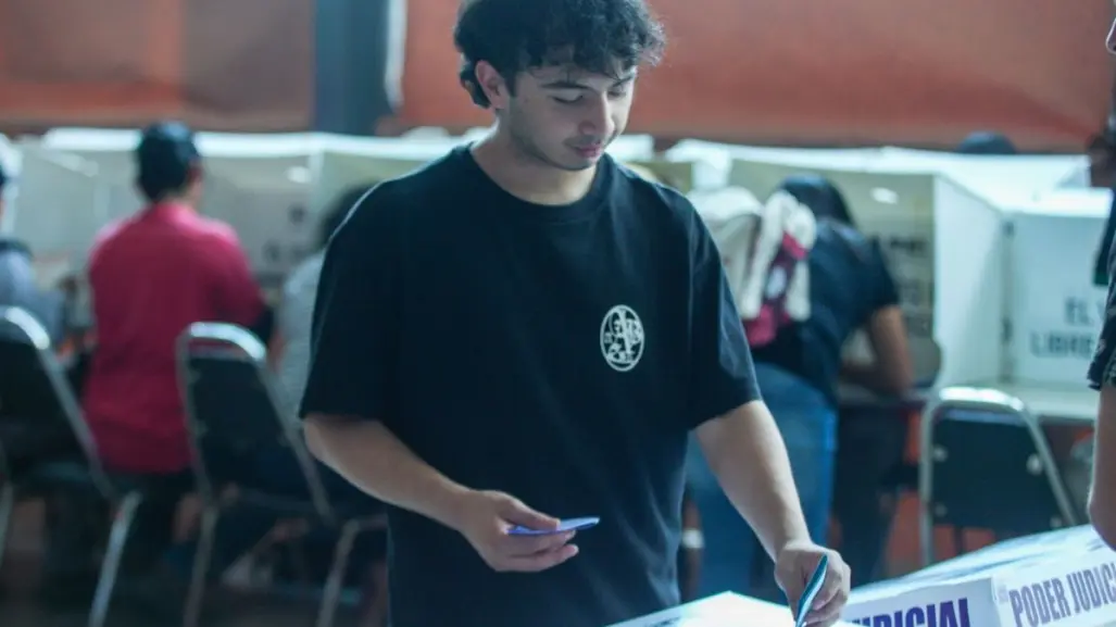 Jóvenes acuden a votar en casillas especiales por el Poder Judicial en Nuevo León