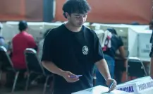 Jóvenes acuden a votar en casillas especiales por el Poder Judicial en Nuevo León