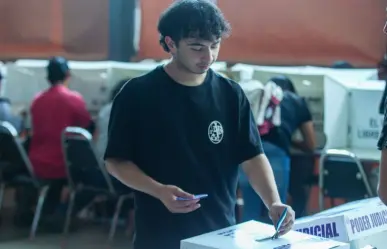 Jóvenes acuden a votar en casillas especiales por el Poder Judicial en Nuevo León