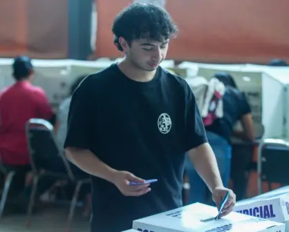 Jóvenes acuden a votar en casillas especiales por el Poder Judicial en Nuevo León