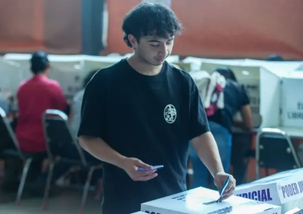 Jóvenes acuden a votar en casillas especiales por el Poder Judicial en Nuevo León