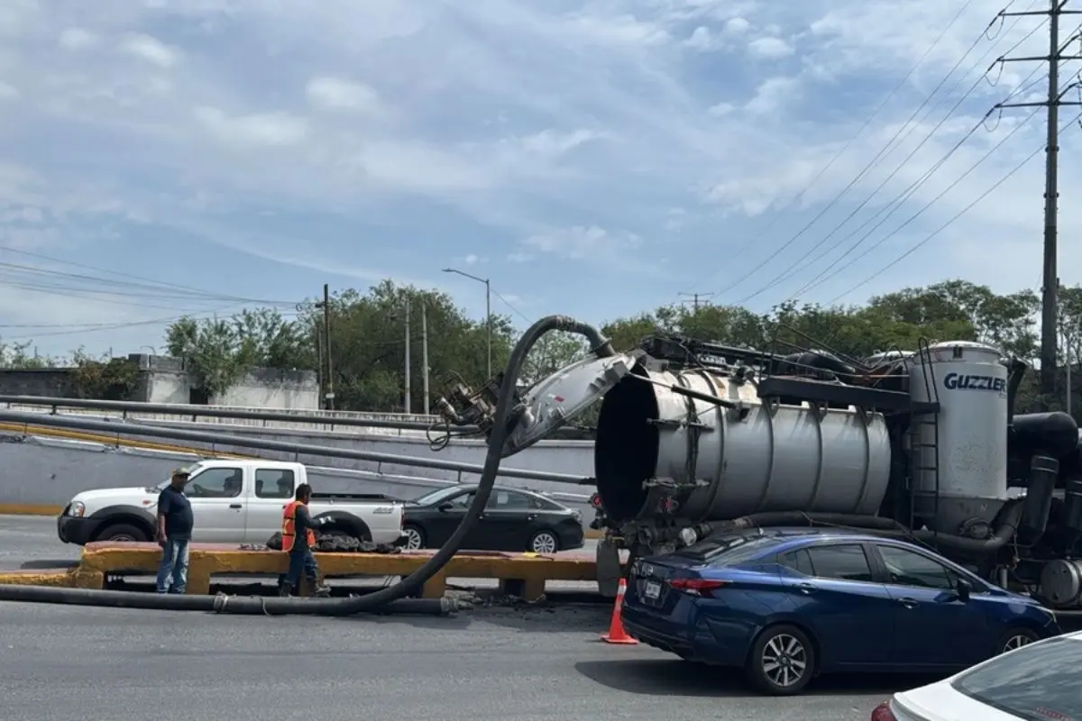 Con el inicio de las lluvias en Monterrey, las autoridades municipales han redoblado esfuerzos en la limpieza y desazolve de rejillas pluviales. Foto: Gobierno de Monterrey