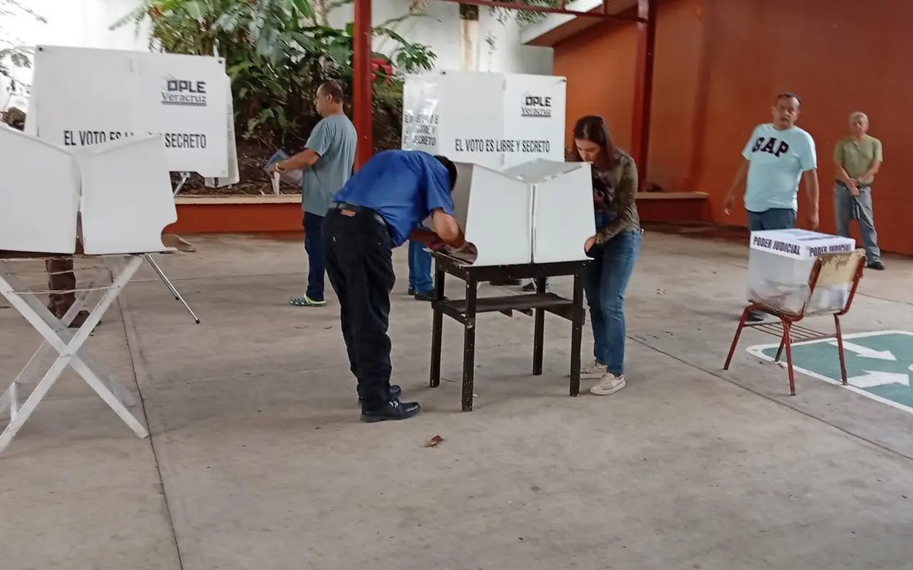 Personas votando en casilla de Veracruz. Foto: Rosalinda Morales