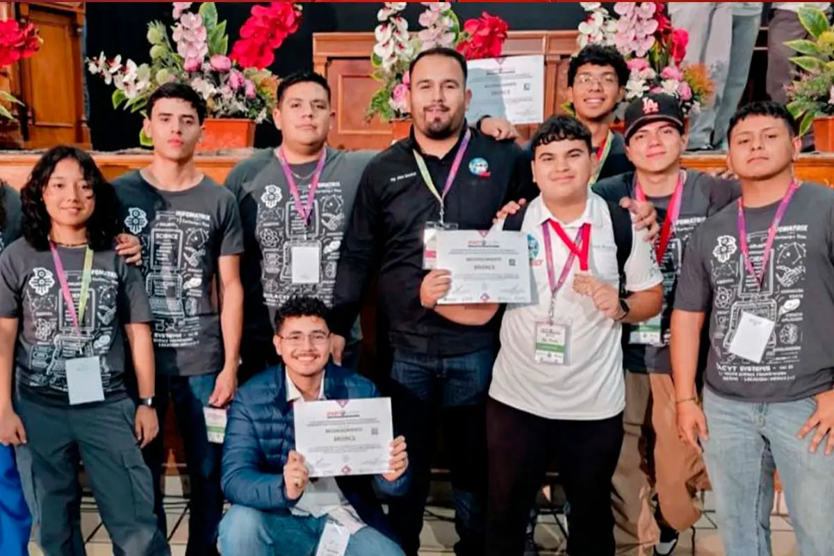Jóvenes talentos de la carrera de Computación de la UABCS, obtienen reconocimiento en Infomatrix 2025. Foto: UABCS.