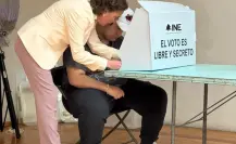 Jesús Ernesto, hijo de AMLO, vota junto a Beatriz Gutiérrez Müller, en elección al Poder Judicial