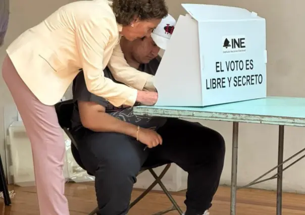 Jesús Ernesto, hijo de AMLO, vota junto a Beatriz Gutiérrez Müller, en elección al Poder Judicial