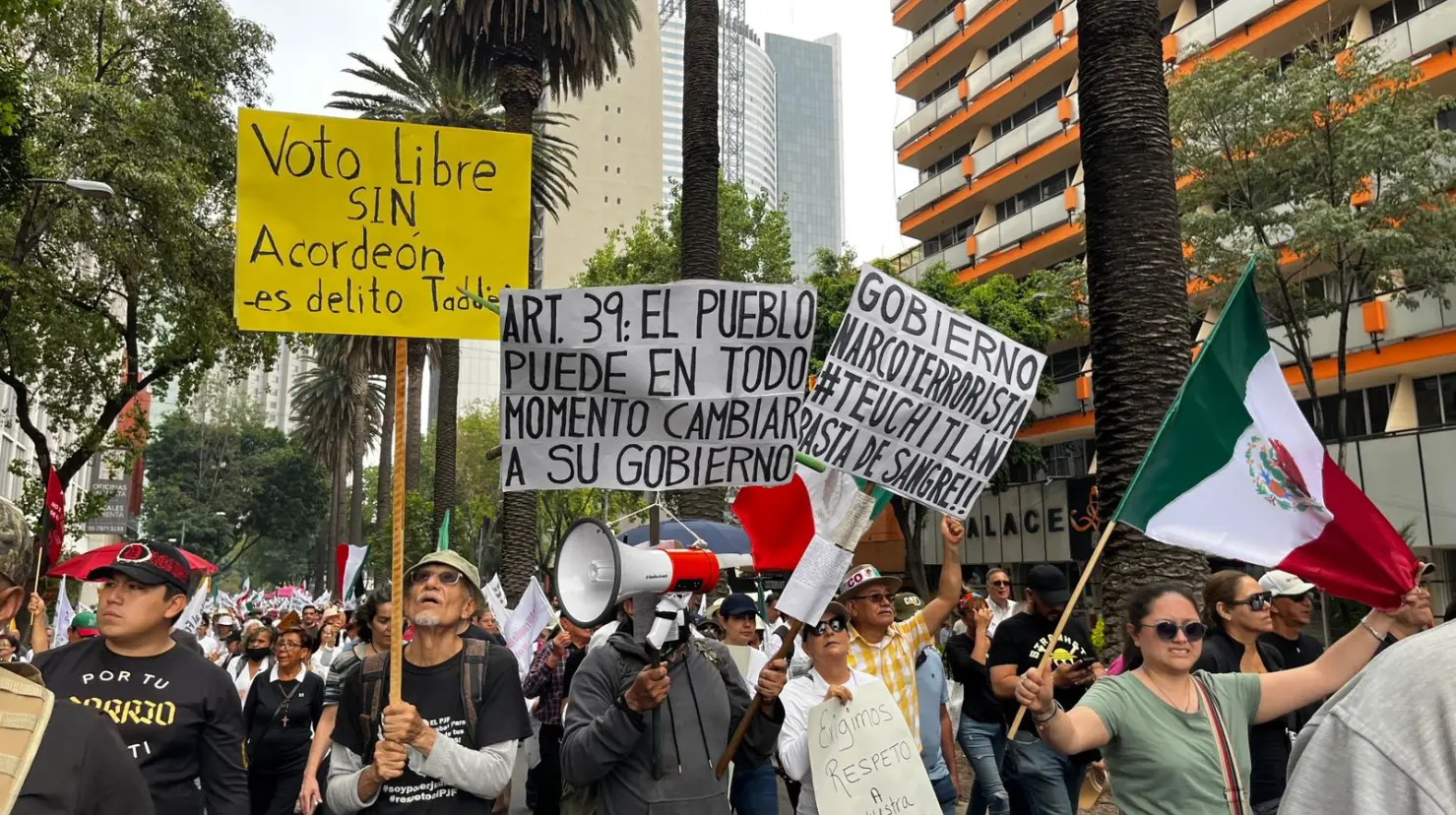 Integrantes de la Marcha “Domingo Negro” avanzando hacia el Monumento a la Revolución. Foto: Laura Ávila