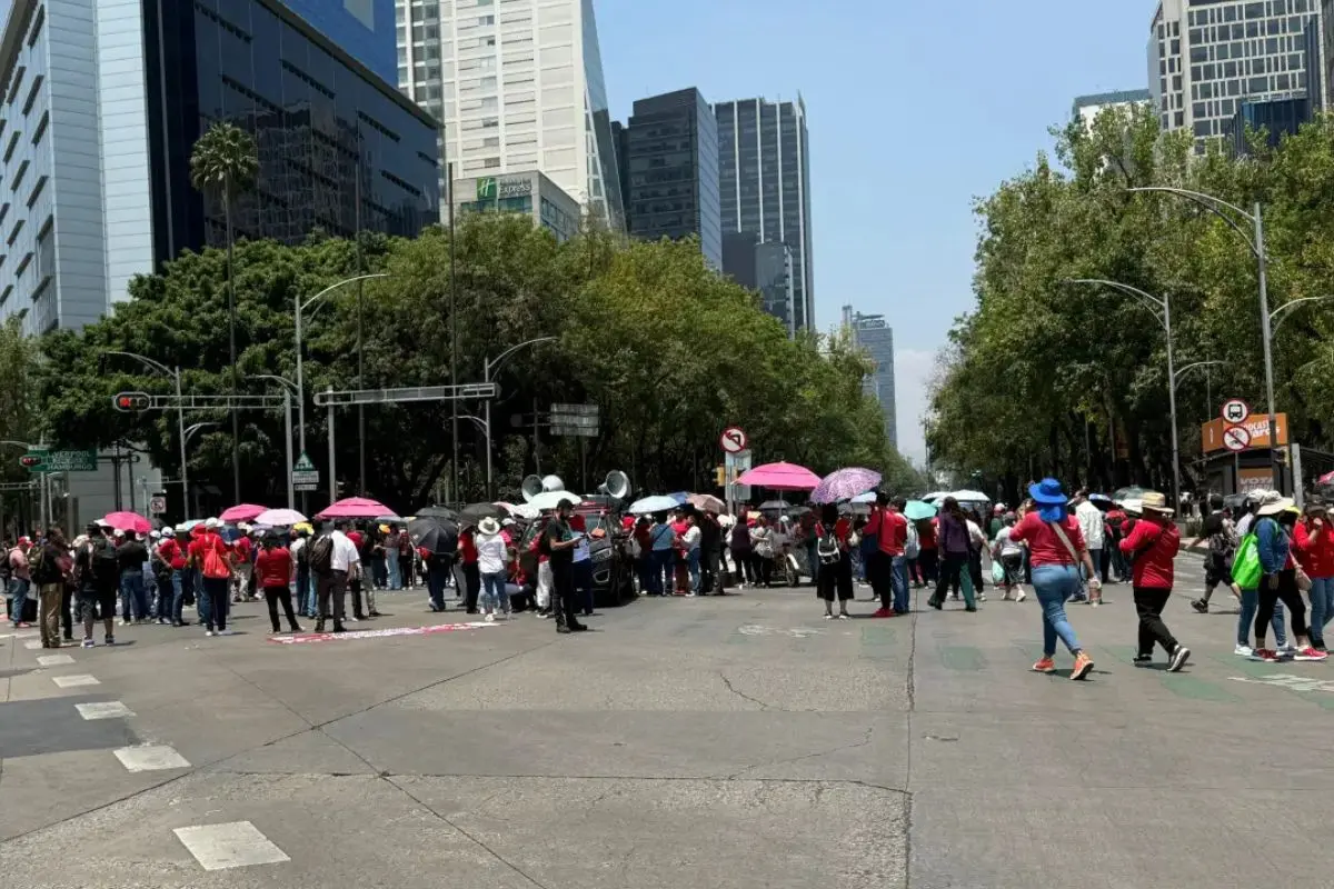 Manifestantes bloqueando Paseo de la Reforma en CDMX. Foto: Ramón Ramírez