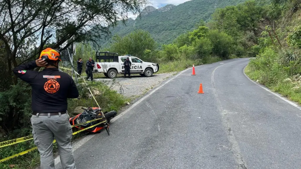 Muere motociclista tras caer a un barranco en carretera a Rayones