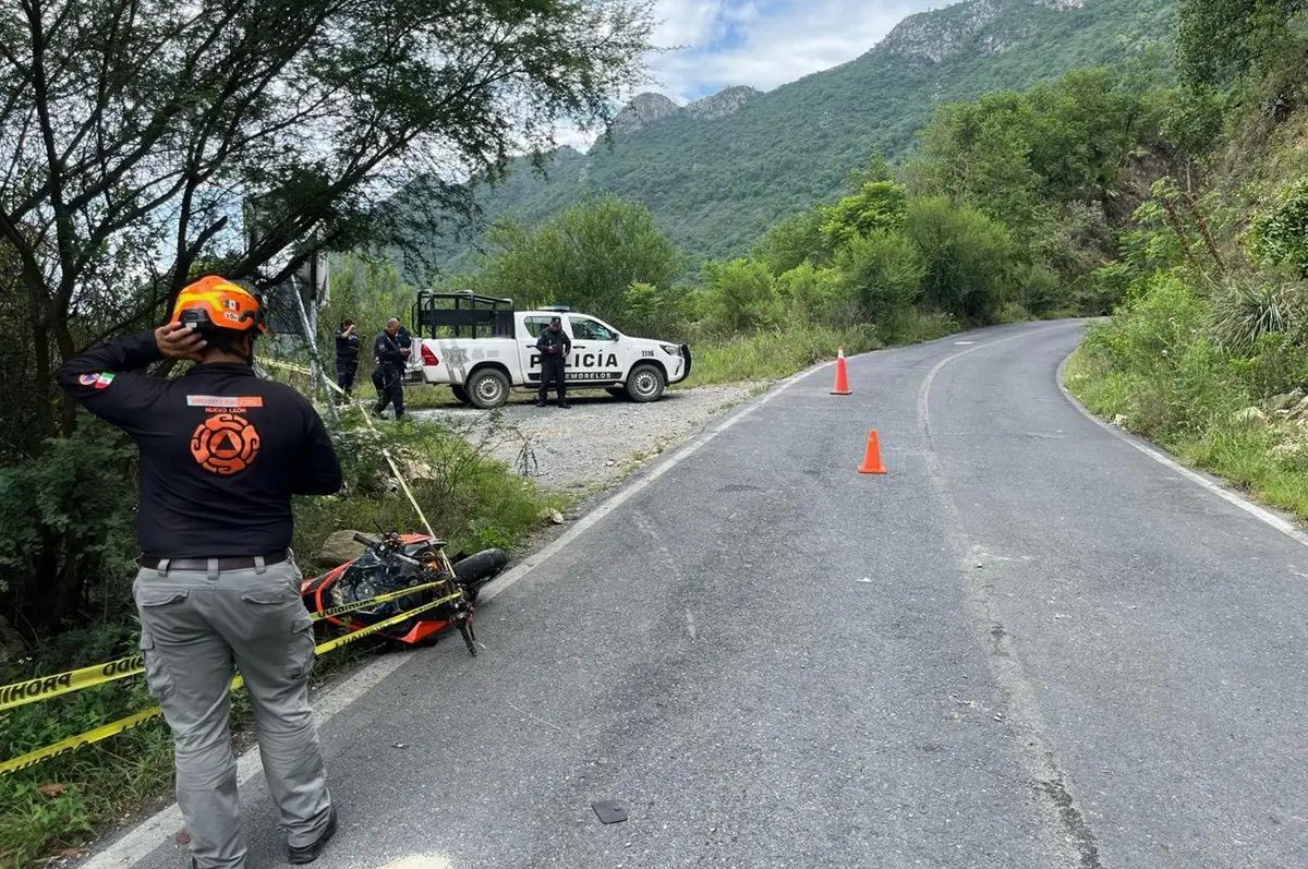 Un trágico accidente de motocicleta ocurrió este domingo en el kilómetro 19 de la carretera a Rayones, en el municipio de Montemorelos. Foto: Protección Civil de Nuevo León