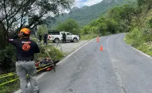 Muere motociclista tras caer a un barranco en carretera a Rayones