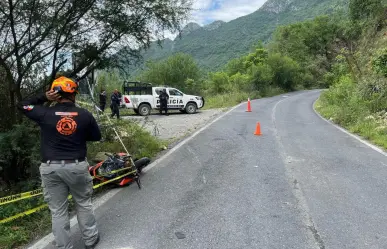 Muere motociclista tras caer a un barranco en carretera a Rayones