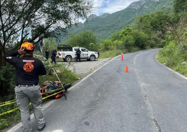 Muere motociclista tras caer a un barranco en carretera a Rayones