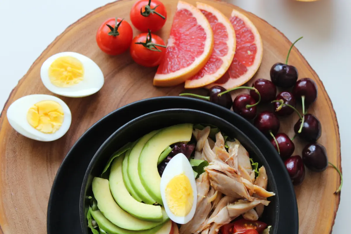 En los días calurosos del verano, es esencial alimentarnos con opciones que favorezcan el enfriamiento y la hidratación. Foto: Canva