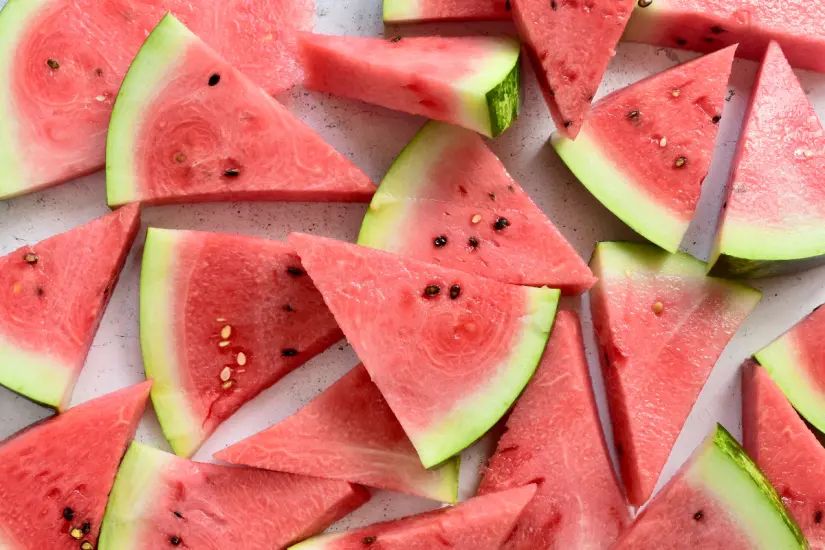 En los días calurosos del verano, es esencial alimentarnos con opciones que favorezcan el enfriamiento y la hidratación. Foto: Canva