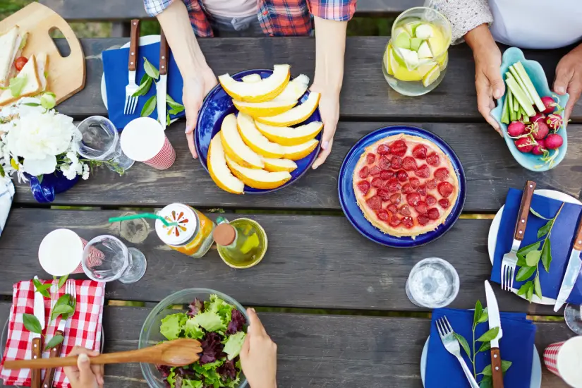Con el calor extremo del verano, es necesario optar por comidas que ayuden a reducir la temperatura del cuerpo y a hidratarnos. Foto: Canva