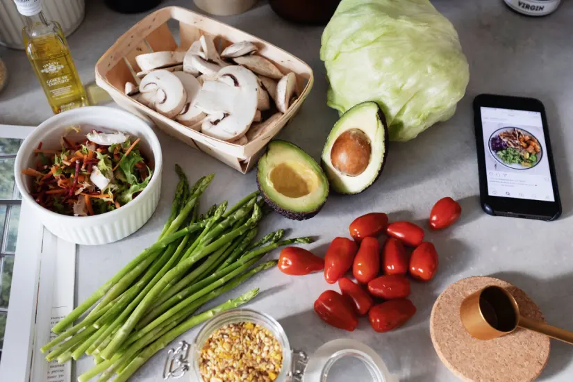 Los altos niveles de temperatura requieren una alimentación consciente que incluya frutas y verduras refrescantes y nutritivas. Foto: Canva