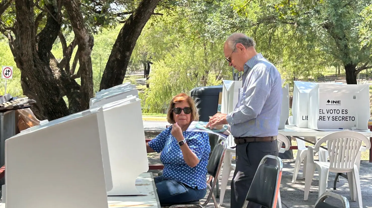 Para la pareja de esposos de la tercera edad, Martha López y Manuel Lucio Cepeda, el proceso tomó 21 minutos. Foto: Rosy Sandoval.
