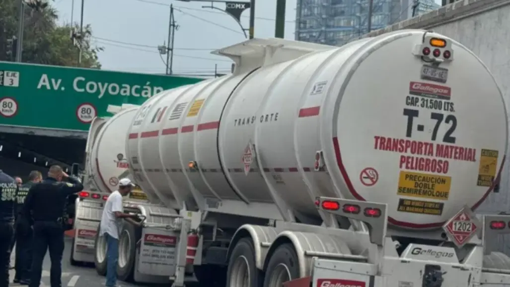 Pipa con Diesel queda atorada en bajo puente de Viaducto en CDMX |VIDEO