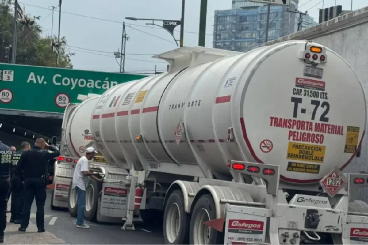 Pipa atorada en CDMX, Foto: Captura de pantalla